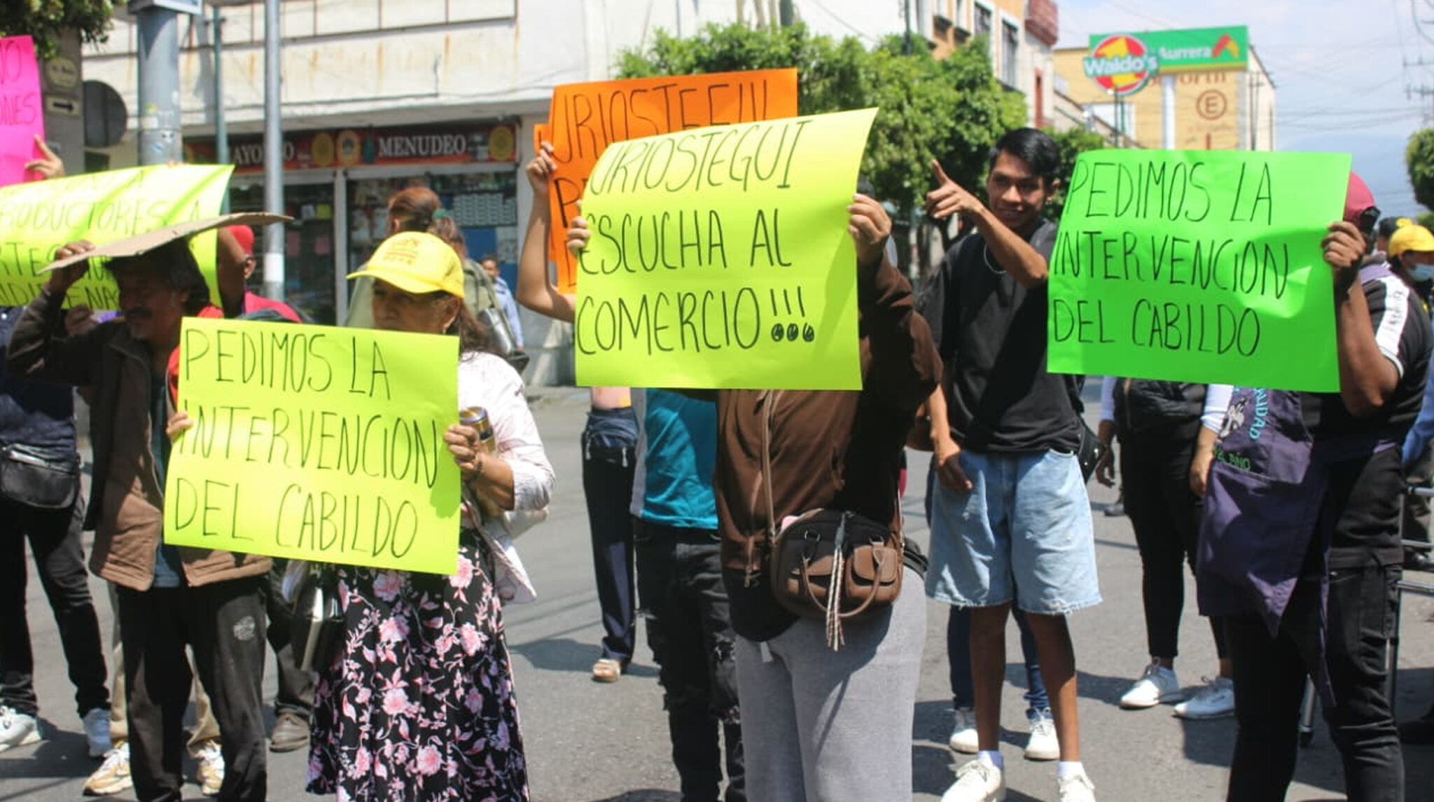 Bloqueo de comerciantes paraliza centro de Cuernavaca por diálogo