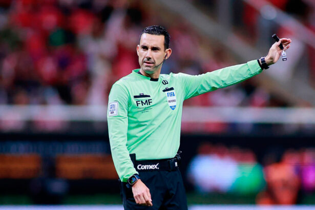 FIFA elige a siete árbitros mexicanos para el Mundial 2026