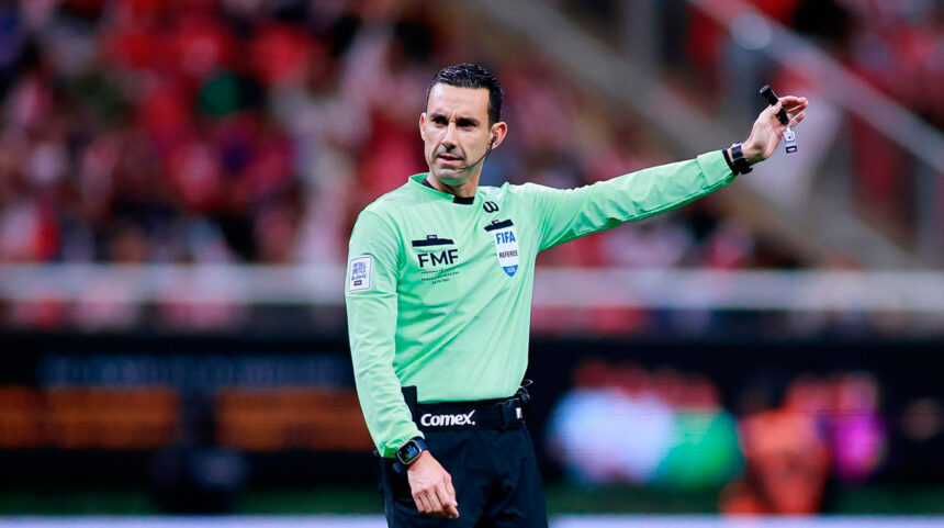 FIFA elige a siete árbitros mexicanos para el Mundial 2026
