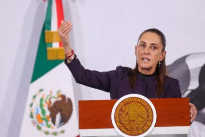 Sheinbaum niega riesgo tras entrega de exfuncionarios a EU