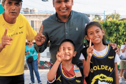 Santos Tavarez entrega uniformes a Raptors en Emiliano Zapata