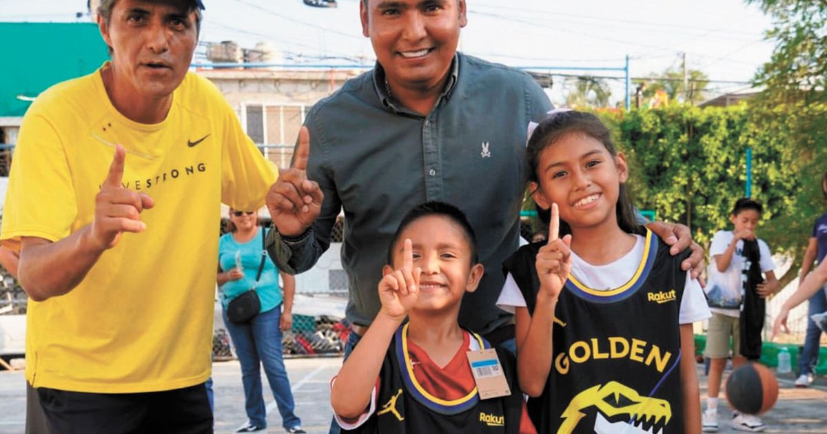 Santos Tavarez entrega uniformes a Raptors en Emiliano Zapata