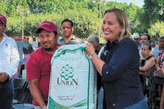 Tlaltizapán y Estado entregan fertilizante y mejoran caminos rurales