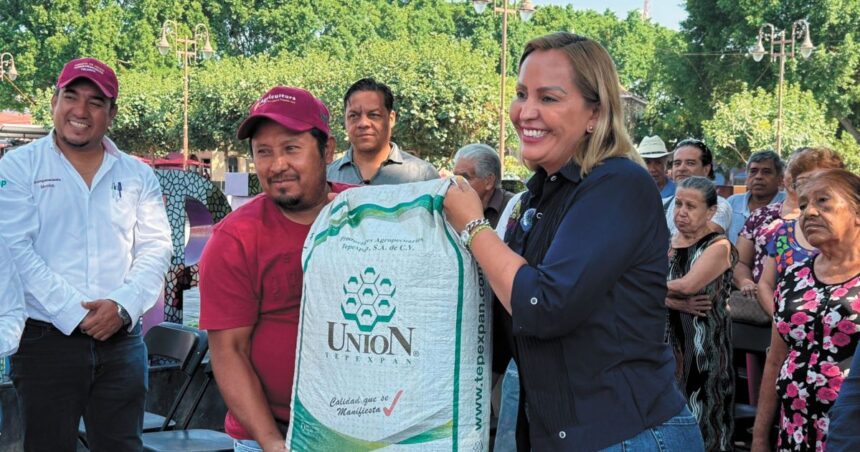 Tlaltizapán y Estado entregan fertilizante y mejoran caminos rurales