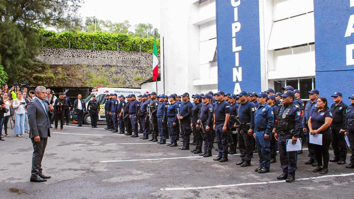 José Luis Urióstegui reconoce a policías por operativo en Cuernavaca