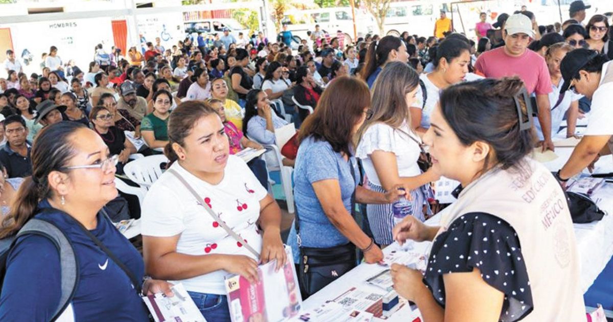 Entregan 1,500 becas Rita Cetina para educación en Morelos