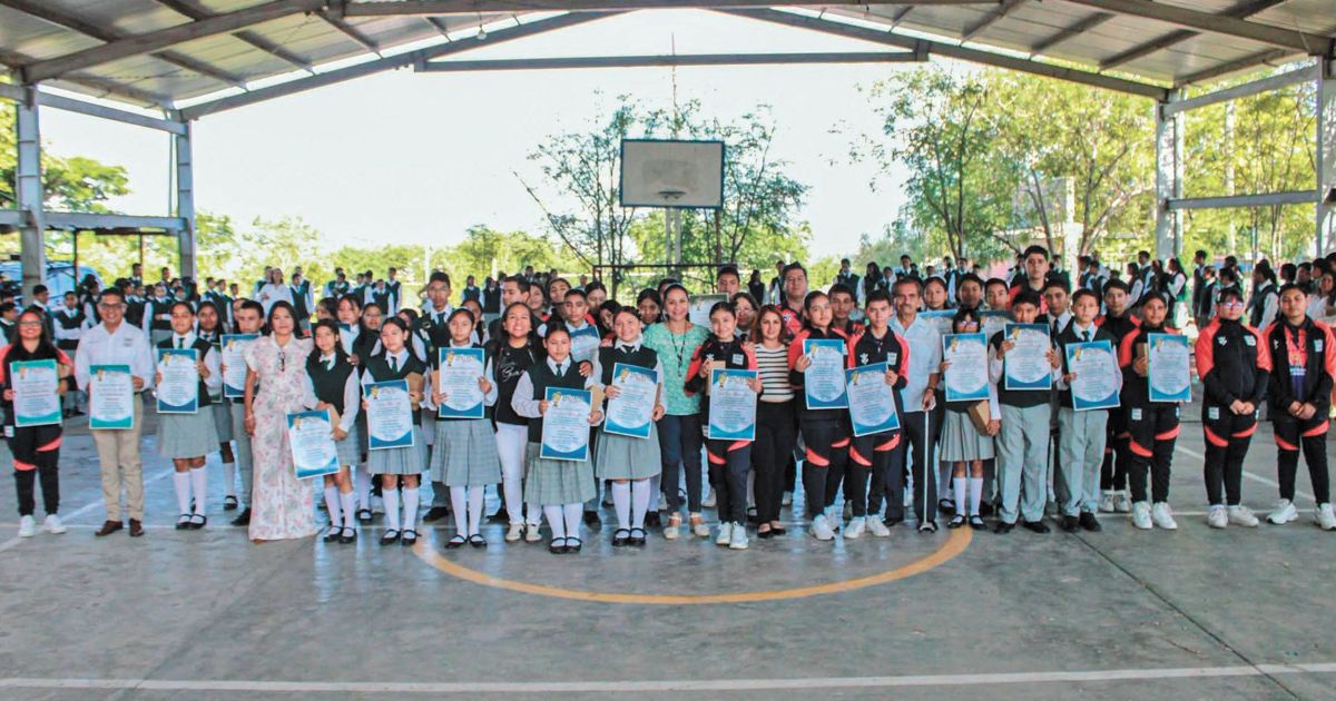 Yautepec reconoce logros de la Telesecundaria de San Carlos