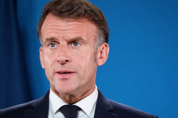 Francia prohíbe redes sociales a menores de 15 años