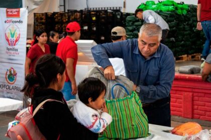 Entregan canastas alimentarias a familias vulnerables en Totolapan