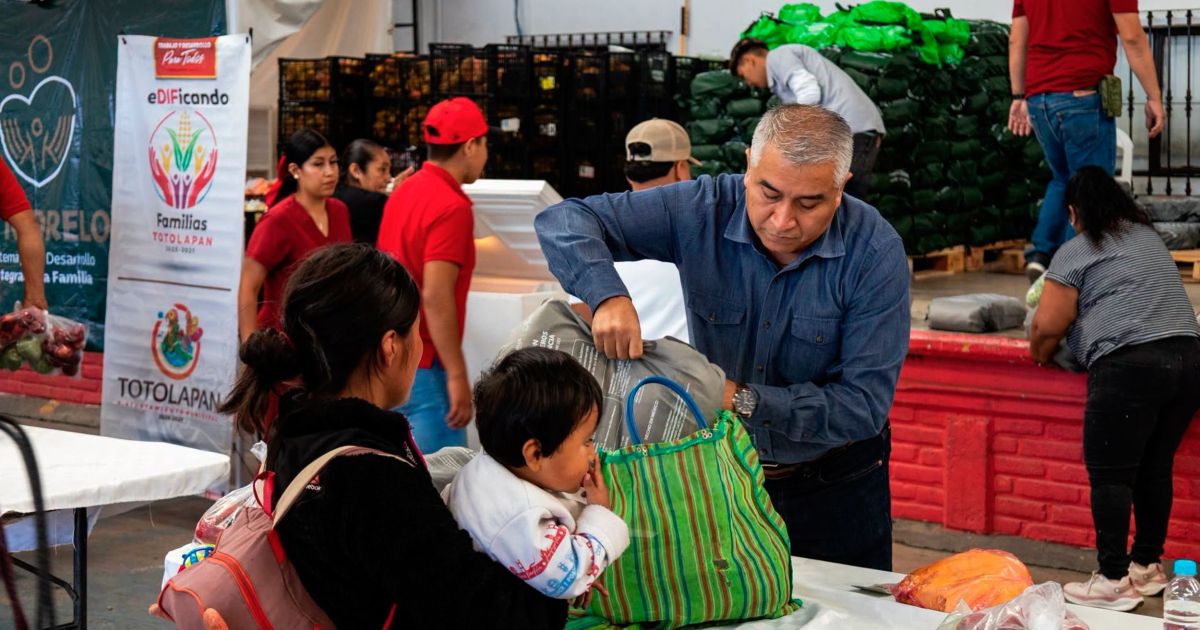 Entregan canastas alimentarias a familias vulnerables en Totolapan