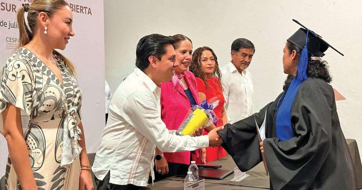 Alan Martínez celebra graduación de 39 jóvenes en Jojutla